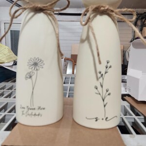 Personalized Flower Vase Engraved Wedding Vase Ceramic Home Decor Bridal Shower Vase Bridal to Be Centrepiece Farmhouse Flower Vase for Mom bild 17