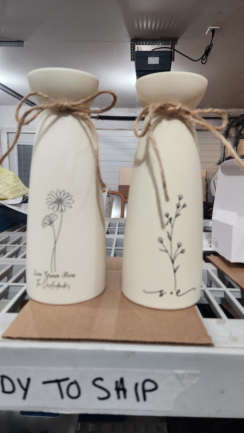 Personalized Flower Vase Engraved Wedding Vase Ceramic Home Decor Bridal Shower Vase Bridal to Be Centrepiece Farmhouse Flower Vase for Mom bild 17