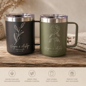 Peut inclure: Deux tasses isothermes de 354 ml avec couvercles transparents et poignées. L'une est noir mat avec un dessin botanique, l'autre vert olive avec un tournesol. Les deux portent le texte Keegan & Ashlyn ENGAGED 02.23.26.