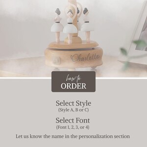 Puede incluir: Una caja de m&uacute;sica de madera con tres figuras de bailarinas con tut&uacute;s blancos y detalles rosas. El nombre "Charlotte" est&aacute; grabado en la base. La imagen tambi&eacute;n incluye instrucciones: "how to ORDER", "Select Style", "Select Font" y "Let us know the name in the personalization section."