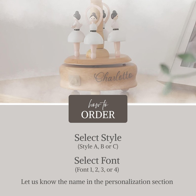 Puede incluir: Una caja de m&uacute;sica de madera con tres figuras de bailarinas con tut&uacute;s blancos y detalles rosas. El nombre "Charlotte" est&aacute; grabado en la base. La imagen tambi&eacute;n incluye instrucciones: "how to ORDER", "Select Style", "Select Font" y "Let us know the name in the personalization section."