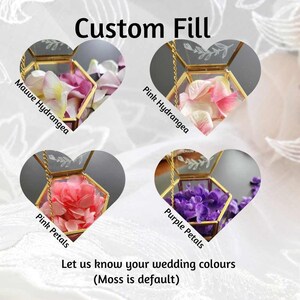 K&ouml;nnte beinhalten: Vier sechseckige Glasboxen mit goldfarbenen Metallrahmen, die verschiedene florale F&uuml;llungen enthalten, beschriftet mit Custom Fill, Mauve Hydrangea, Pink Hydrangea, Pink Petals und Purple Petals. Der Text lautet: Let us know your wedding colours (Moss is default).