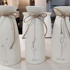 Personalized Flower Vase Engraved Wedding Vase Ceramic Home Decor Bridal Shower Vase Bridal to Be Centrepiece Farmhouse Flower Vase for Mom bild 2