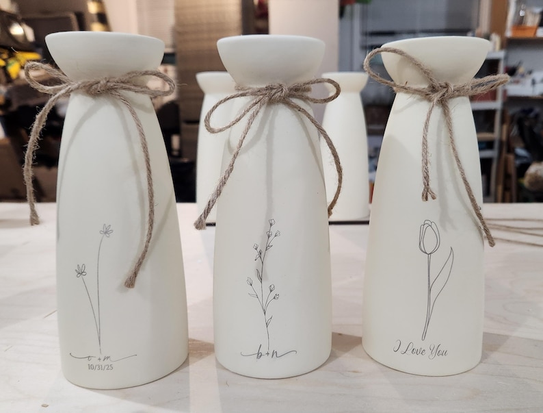 Personalized Flower Vase Engraved Wedding Vase Ceramic Home Decor Bridal Shower Vase Bridal to Be Centrepiece Farmhouse Flower Vase for Mom bild 2
