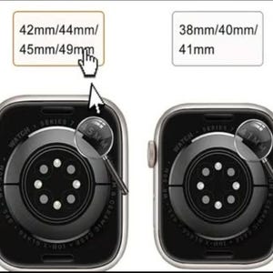 Pu&ograve; includere: Due smartwatch con il retro dell'orologio visibile. Il testo sopra l'orologio a sinistra dice "42mm/44mm/45mm/49mm". Il testo sopra l'orologio a destra dice "38mm/40mm/41mm". Lenti d'ingrandimento mostrano le dimensioni dell'orologio.