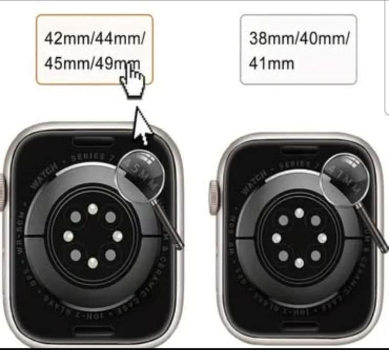 Pu&ograve; includere: Due smartwatch con il retro dell'orologio visibile. Il testo sopra l'orologio a sinistra dice "42mm/44mm/45mm/49mm". Il testo sopra l'orologio a destra dice "38mm/40mm/41mm". Lenti d'ingrandimento mostrano le dimensioni dell'orologio.