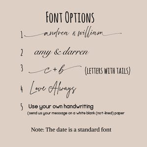 Pu&ograve; includere: Un grafico beige che mostra FONT OPTIONS con cinque scelte. 1: andrea & william, 2: amy & darren, 3: c + b (LETTERS WITH TAILS), 4: Love Always, 5: Use your own handwriting (send us your message on a white blank (not-lined) paper). Note: The date is a standard font.