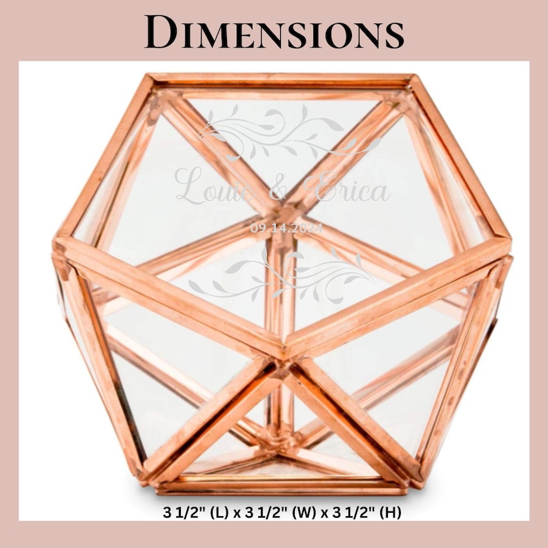 K&ouml;nnte beinhalten: Ein geometrisches Glasterrarium mit einem kupferfarbenen Metallrahmen. Die Glasscheiben sind mit floralen Verzierungen und dem Text "Louie & Erica 09.14.2024" graviert. Der Beh&auml;lter misst 8,89 cm in der L&auml;nge, 8,89 cm in der Breite und 8,89 cm in der H&ouml;he.