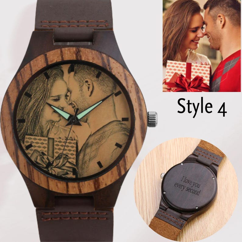 Pode incluir: Um rel&oacute;gio de pulso de madeira com uma pulseira de couro marrom. O mostrador do rel&oacute;gio apresenta uma foto personalizada de um casal. A parte de tr&aacute;s do rel&oacute;gio tem a inscri&ccedil;&atilde;o "Eu te amo a cada segundo".