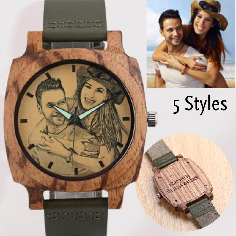 Pode incluir: Um rel&oacute;gio de pulso de madeira com um mostrador quadrado que apresenta uma foto personalizada de um casal. O rel&oacute;gio tem uma pulseira de couro verde e um design de gr&atilde;o de madeira. A parte de tr&aacute;s do rel&oacute;gio tem uma mensagem gravada que diz "Eu te amo at&eacute; a lua e de volta".