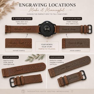Pu&ograve; includere: Un cinturino per orologio in pelle marrone con fibbie nere, che mostra esempi di incisione. Il testo include ENGRAVING LOCATIONS, Adventure Awaits, Forever & Always, James, I Love You e 06.15.2024. L'immagine mostra opzioni di incisione esterna e interna.
