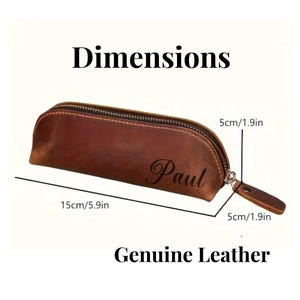 Puede incluir: Estuche de l&aacute;pices de cuero marr&oacute;n con cierre de cremallera. El texto "Paul" es visible en la parte delantera. Dimensiones: 15 cm de largo, 5 cm de ancho y 5 cm de alto. Tambi&eacute;n se ven los textos "Dimensiones" y "Cuero genuino".
