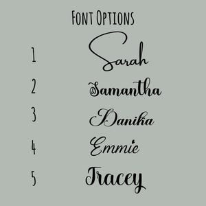Op de afbeelding: Op een lichtgrijze achtergrond staat de tekst "FONT OPTIONS" in een schreefloze lettertype. Daaronder staan vijf namen in een cursief lettertype: Sarah, Samantha, Danika, Emmie en Tracey, elk genummerd van 1 tot 5.