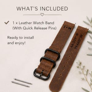 Pu&ograve; includere: Un cinturino per orologio in pelle marrone con fibbie in metallo nero, inciso con il testo J + M e le coordinate 46.309&deg; N 79.460&deg; W. Il testo WHAT'S INCLUDED, 1 x Leather Watch Band (With Quick Release Pins) e Ready to install and enjoy! &egrave; visibile.