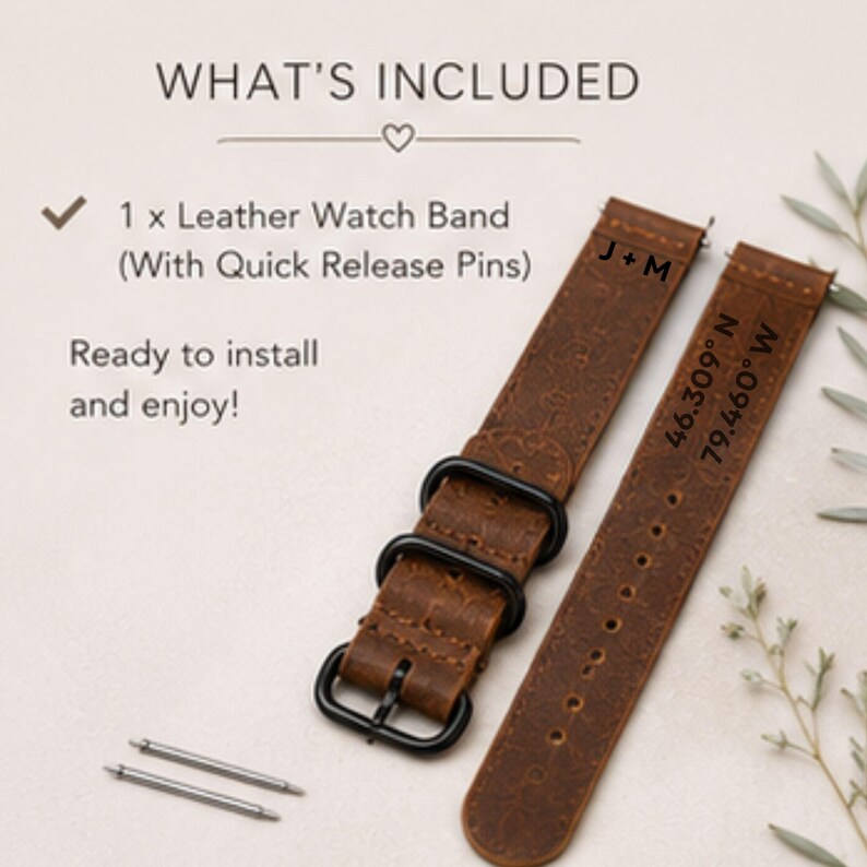 Pu&ograve; includere: Un cinturino per orologio in pelle marrone con fibbie in metallo nero, inciso con il testo J + M e le coordinate 46.309&deg; N 79.460&deg; W. Il testo WHAT'S INCLUDED, 1 x Leather Watch Band (With Quick Release Pins) e Ready to install and enjoy! &egrave; visibile.