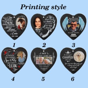 Puede incluir: Diez estilos diferentes de adornos de pizarra en forma de coraz&oacute;n con espacios para fotos. Cada adorno presenta una cita y un dise&ntilde;o diferentes. Los adornos son negros con texto e im&aacute;genes blancas.