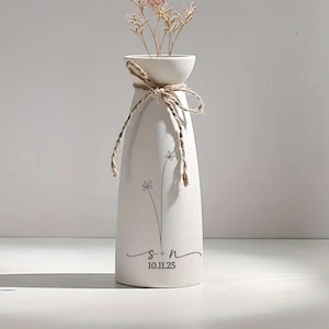 Personalized Flower Vase Engraved Wedding Vase Ceramic Home Decor Bridal Shower Vase Bridal to Be Centrepiece Farmhouse Flower Vase for Mom