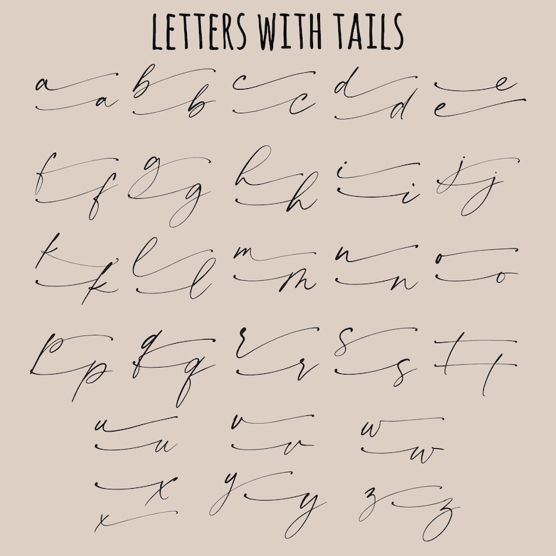 Pu&ograve; includere: Un grafico digitale che mostra l'alfabeto in lettere minuscole con code decorative estese. Il testo 'LETTERS WITH TAILS' &egrave; centrato in alto in un semplice carattere sans-serif. Ogni lettera &egrave; scritta in nero su uno sfondo beige chiaro.