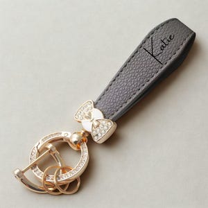 Personalized Vegan Leather Keychain Custom Name Key Ring for Bridesmaid Proposal Box Filler Bachelorette New Driver Gift for New Car afbeelding 6