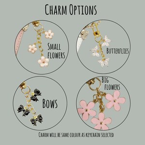 Op de afbeelding: Afbeelding met bedelopties voor sleutelhangers. De opties omvatten kleine bloemen, vlinders, strikken en grote bloemen. De bedels zijn goudkleurig en in verschillende kleuren. De tekst luidt "Charm Options".