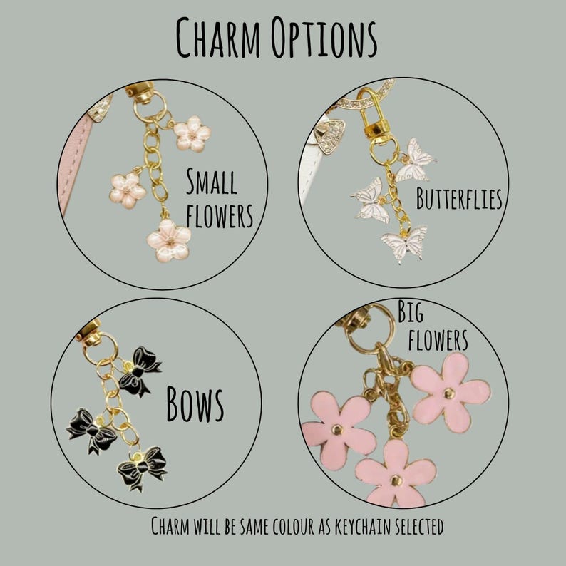 Op de afbeelding: Afbeelding met bedelopties voor sleutelhangers. De opties omvatten kleine bloemen, vlinders, strikken en grote bloemen. De bedels zijn goudkleurig en in verschillende kleuren. De tekst luidt "Charm Options".