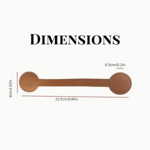 Peut inclure: Une cuill&egrave;re en cuir marron avec des extr&eacute;mit&eacute;s arrondies, mesurant 22,5 cm de long et 4 cm de large. La cuill&egrave;re a une &eacute;paisseur de 0,5 cm.