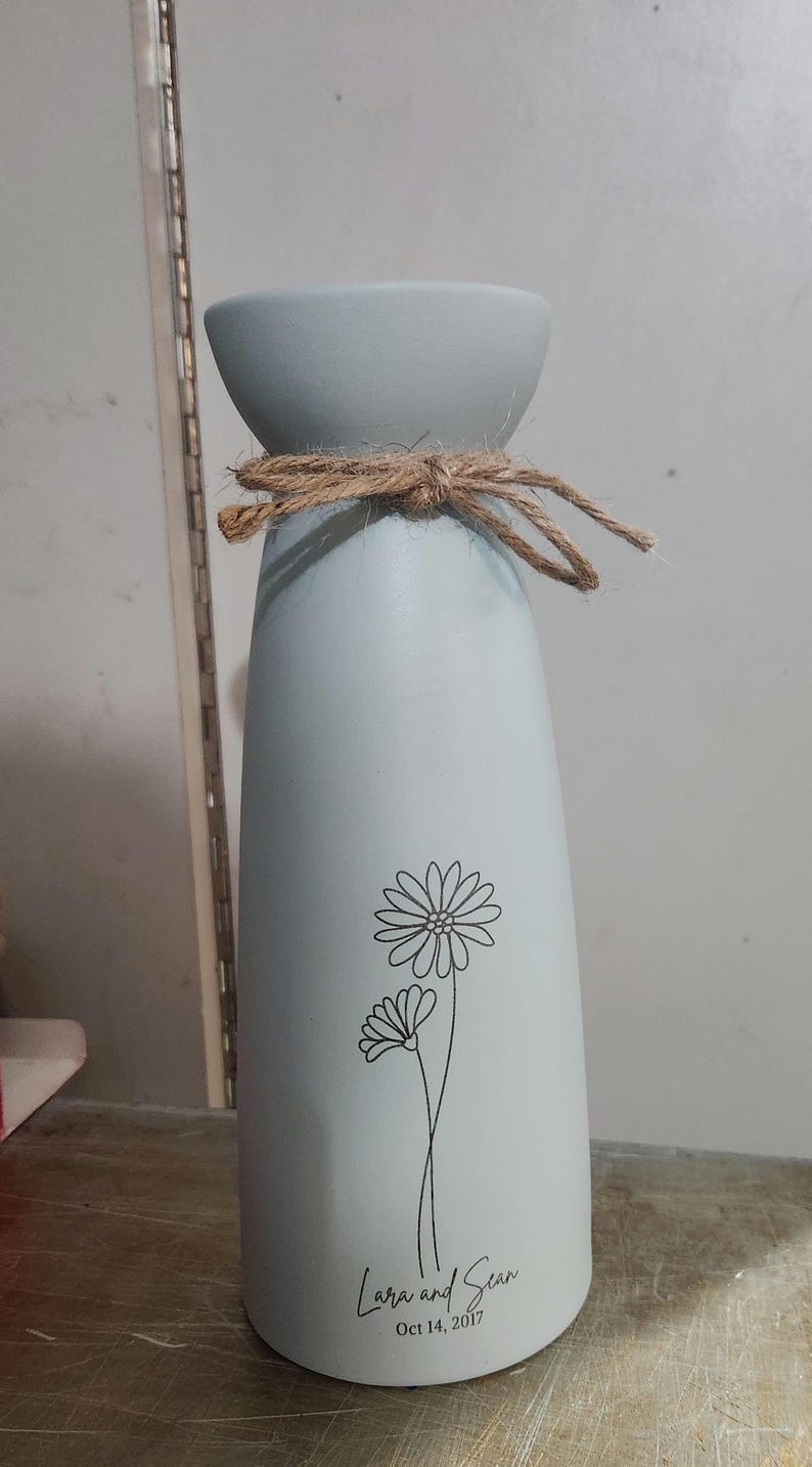 Personalized Flower Vase Engraved Wedding Vase Ceramic Home Decor Bridal Shower Vase Bridal to Be Centrepiece Farmhouse Flower Vase for Mom bild 12