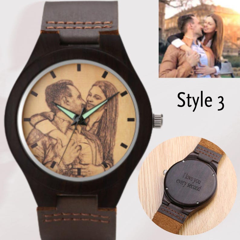 Pode incluir: Um rel&oacute;gio de pulso de madeira marrom com uma pulseira de couro. O mostrador do rel&oacute;gio tem um fundo marrom claro com uma imagem gravada em preto e branco de um casal. A parte de tr&aacute;s do rel&oacute;gio tem o texto "I love you every second" gravado.