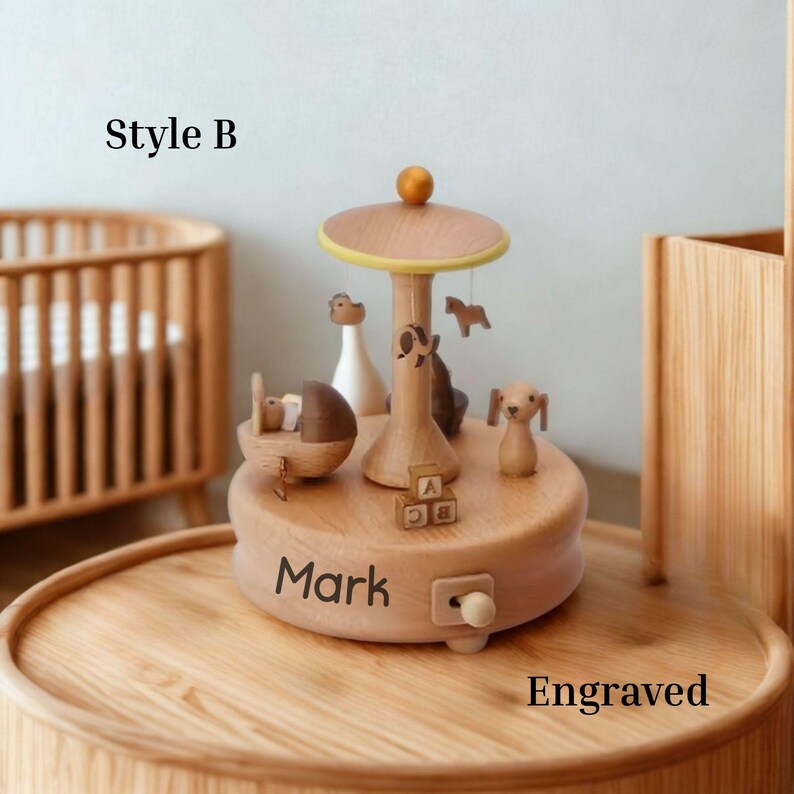 Puede incluir: Caja de m&uacute;sica de carrusel de madera en color marr&oacute;n claro. El carrusel tiene una parte superior giratoria con animales de madera colgantes, incluyendo un caballo y un perro. La base est&aacute; grabada con el nombre "Mark" y el texto "Engraved".