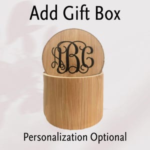 Pode incluir: Um coaster redondo de madeira com um monograma personalizado em preto. O coaster est&aacute; em uma caixa de presente de bambu. A personaliza&ccedil;&atilde;o &eacute; opcional.
