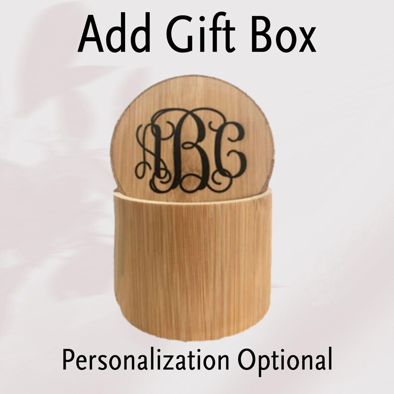 Pode incluir: Um coaster redondo de madeira com um monograma personalizado em preto. O coaster est&aacute; em uma caixa de presente de bambu. A personaliza&ccedil;&atilde;o &eacute; opcional.