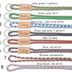 Pode incluir: Oito chaveiros com etiquetas de madeira e cord&otilde;es de diferentes cores. As etiquetas s&atilde;o gravadas com nomes: Linda, Bailey, Lucy, River, Caitie, Lilia. Os cord&otilde;es s&atilde;o de v&aacute;rios padr&otilde;es: padr&atilde;o Y verde militar, sarja verde cinzenta, azul escuro azul claro branco, padr&atilde;o Y preto e cinza, arco-&iacute;ris vermelho, azul vermelho branco, xadrez arco-&iacute;ris, azul-verde vermelho branco.