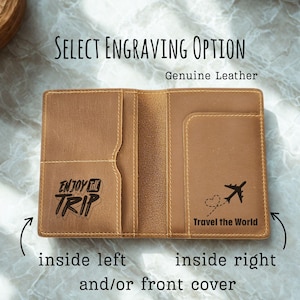 K&ouml;nnte beinhalten: Ein brauner Leder-Reisepasshalter mit dem Text "SELECT ENGRAVING OPTION" und "Genuine Leather". Der Halter hat Taschen und die S&auml;tze "ENJOY THE TRIP" und "Travel the World" mit einer Flugzeuggrafik.