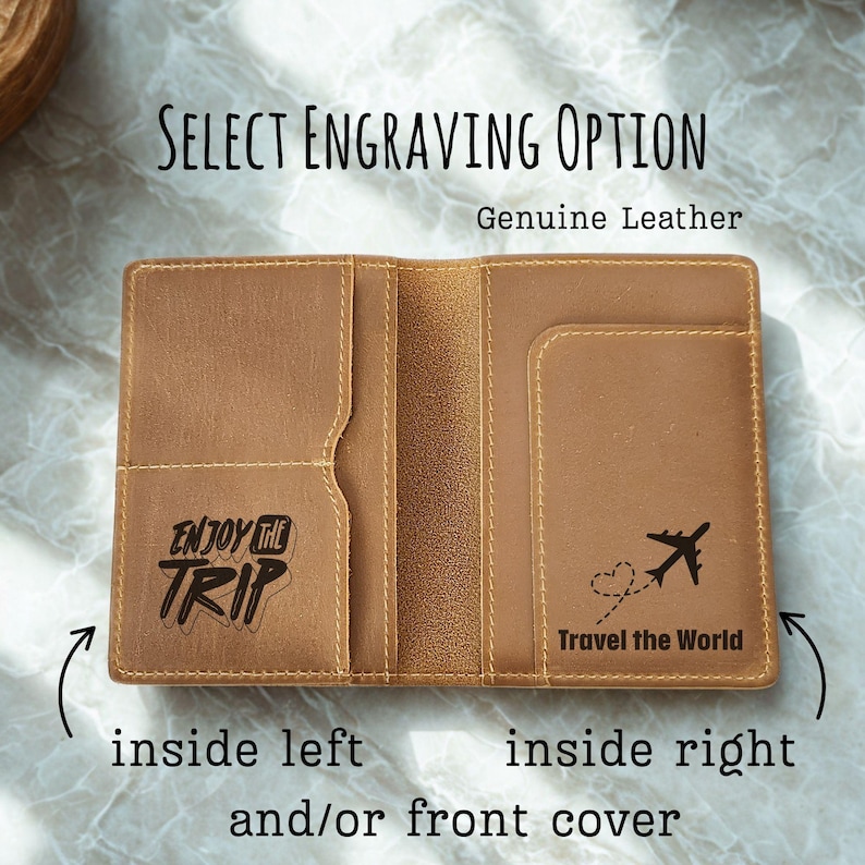 K&ouml;nnte beinhalten: Ein brauner Leder-Reisepasshalter mit dem Text "SELECT ENGRAVING OPTION" und "Genuine Leather". Der Halter hat Taschen und die S&auml;tze "ENJOY THE TRIP" und "Travel the World" mit einer Flugzeuggrafik.