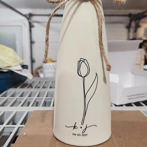 Personalized Flower Vase Engraved Wedding Vase Ceramic Home Decor Bridal Shower Vase Bridal to Be Centrepiece Farmhouse Flower Vase for Mom bild 18