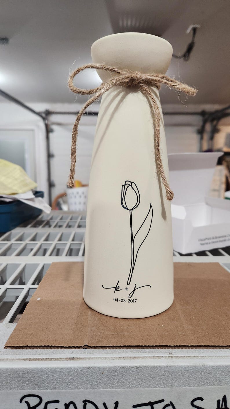 Personalized Flower Vase Engraved Wedding Vase Ceramic Home Decor Bridal Shower Vase Bridal to Be Centrepiece Farmhouse Flower Vase for Mom bild 18
