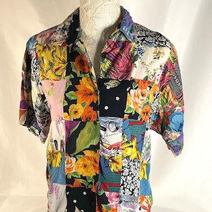 Peut inclure: Une chemise courte à patchwork avec un mélange vibrant de motifs floraux, à pois et géométriques de différentes couleurs. La chemise présente un col et un devant boutonné, mettant en valeur un design artistique unique.