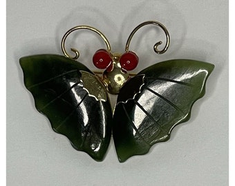 Broche papillon vintage en jade vert sculpté, épingle en métal doré 1,75 po.