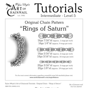 Puede incluir: Una ilustración en blanco y negro de una libélula con el texto "Be a Chainman and don't be chained by the Man."  El tutorial del curso de maestría en el arte de la malla de cadena para el patrón de malla de cadena "Rings of Saturn".  El tutorial incluye instrucciones para crear el patrón utilizando diferentes tamaños de alambre.  El tutorial está disponible para su compra en artofchainmail.com.