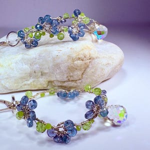 Aros florales de cianita azul: amatista y peridoto en plata de ley.
