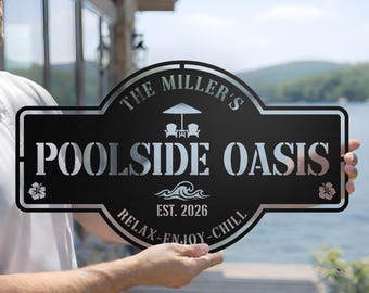Könnte beinhalten: Schwarzes Metallschild mit silberner Schrift, das "THE MILLER'S POOLSIDE OASIS" zeigt. Es zeigt einen Sonnenschirm, Stühle und florale Details. Das Schild enthält auch die Worte "RELAX - ENJOY - CHILL" und das Datum "EST. 2026".