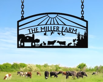 Puede incluir: Un letrero de metal negro con una escena de granja y el texto "The Miller Farm". El letrero está colgado de cadenas y tiene un diseño de sol radiante sobre el texto.
