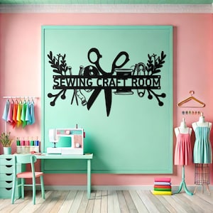 Letrero de metal con nombre personalizado para sala de costura, luces LED, arte de pared de metal personalizado para sala de costura, letrero de pared de metal con herramientas de artesanía y acolchado con nombre