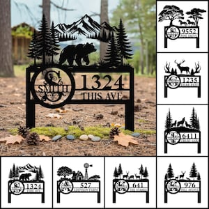 Peut inclure: Panneau d'adresse en métal noir avec un ours, des montagnes et des arbres. Le panneau affiche le nom "Smith", le numéro "1324" et "This Ave". Le panneau est conçu pour l'extérieur.