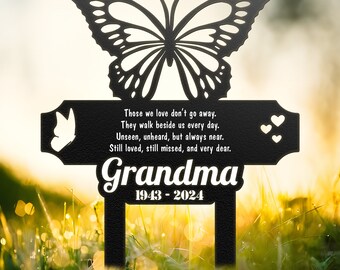 Può includere: Paletto da giardino in metallo nero con una silhouette di farfalla e un cartello che dice "Those we love don't go away. They walk beside us every day. Unseen, unheard, but always near. Still loved, still missed, and very dear. Grandma 1943-2024"