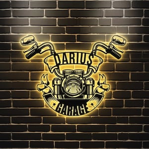 Może przedstawiać: Żółty neonowy znak z motywem motocykla i tekstem "Darius Garage".