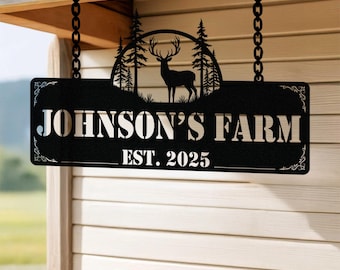 Puede incluir: Letrero de metal negro con el texto "JOHNSON'S FARM EST. 2025" en un diseño recortado. El letrero presenta una silueta de un ciervo y árboles. El letrero está colgado de cadenas.