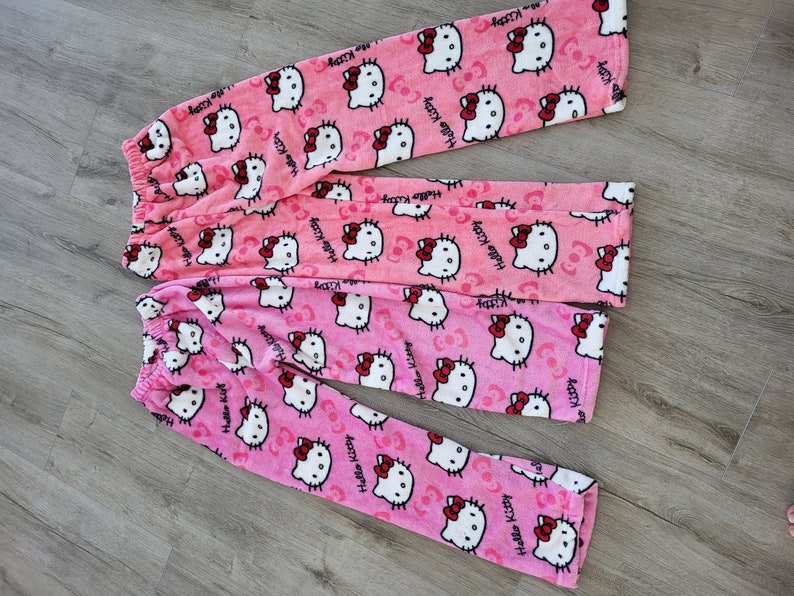 Hello Kitty Linda Pareja Pijamas, Pantalones de Pijama Fondos Sanrio Regalo para ella Pijamas Pantalones de Mujer, Regalo para ella, Pantalones Y2k, Pantalones Baggy imagen 1