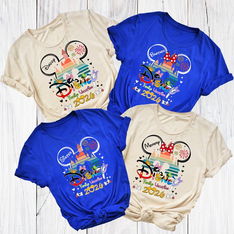 Pu&ograve; includere: Quattro magliette, due blu e due beige, con grafica a tema Disney. Ogni maglietta presenta un contorno della testa di Topolino con un castello, fuochi d'artificio e la scritta "Disney Family Vacation 2020". Le magliette sono etichettate "Daddy", "Brother", "Sister" e "Mommy".