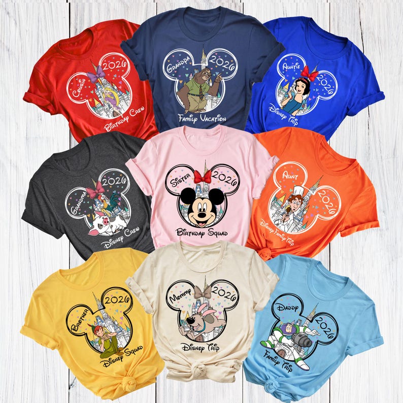 Puede incluir: Una colecci&oacute;n de camisetas coloridas con dise&ntilde;os tem&aacute;ticos de Disney. Cada camiseta tiene un contorno de cabeza de Mickey Mouse con personajes y texto como "Cousin", "Grandpa", "Sister" y "Daddy", junto con el a&ntilde;o "2026".